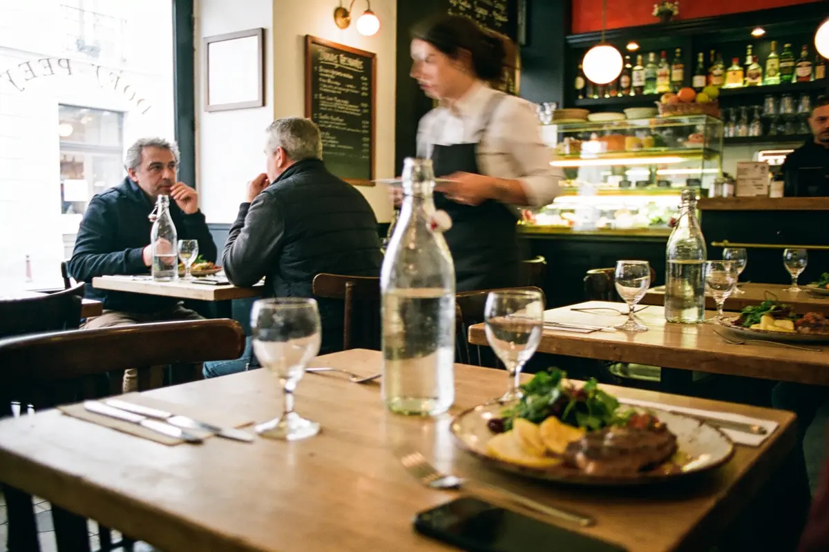 Les Acolytes : Découvrez Le Bistrot De Quartier Idéal !