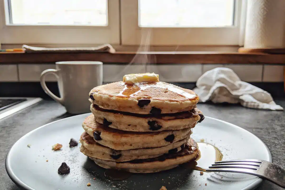 Pancakes aux pépites de chocolat fluffy : Recette délicieuse !
